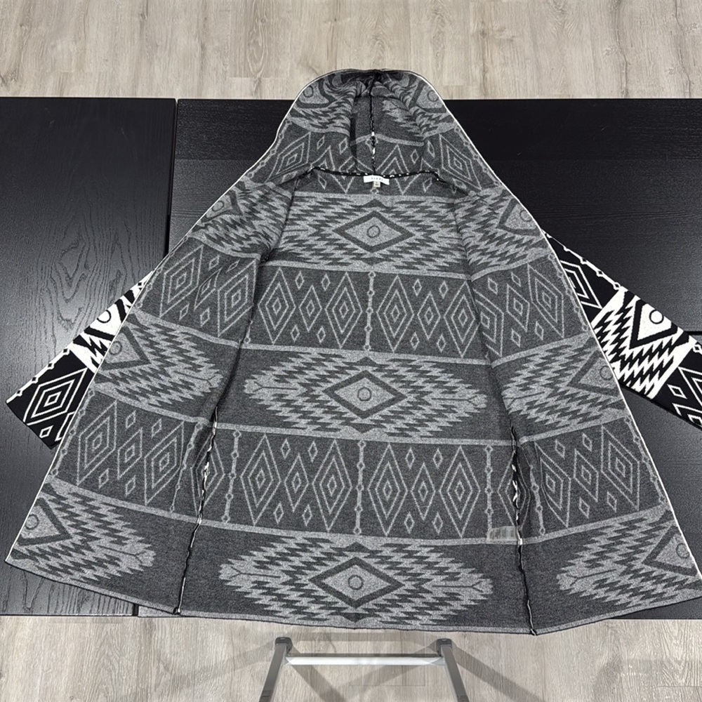Sioni Geometric Black and White Knit Hooded Sweater - Large - Picture 8 of 11